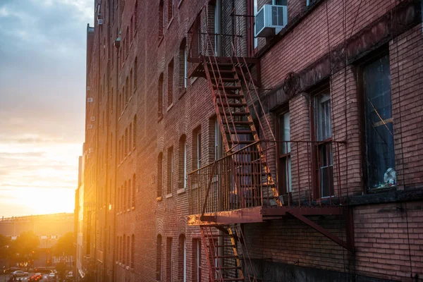 Escaliers d'évacuation incendie sur le mur du bâtiment à New York — Photo