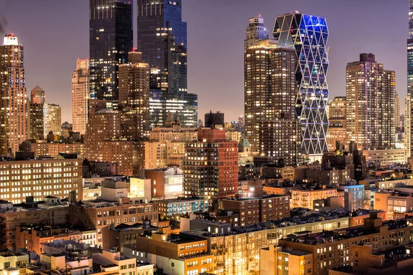 Natt skyskrapor byggnader i New York City-Midtown nattetid. Vacker natt i New York. — Stockfoto