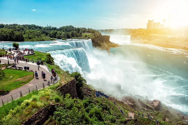 American side of Niagara falls, NY, EE.UU. Turistas disfrutando de hermosas vistas a las Cataratas del Niágara durante el caluroso día de verano — Foto de Stock