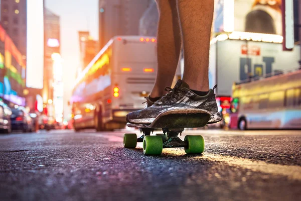 Homme profiter de l'équitation sur skateboard sur la rue de la ville à l'heure du coucher du soleil. Skateboarder gens sport concept thème . — Photo