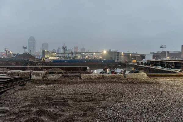 Gamla rostiga övergivna industriområdet i city — Stockfoto