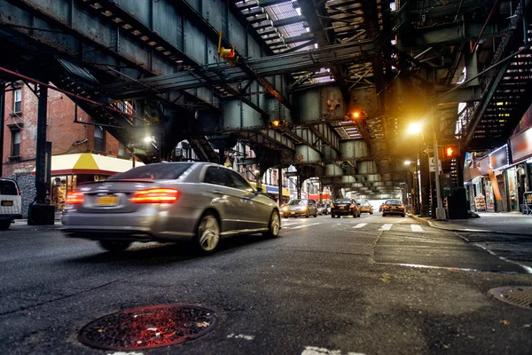 Metropolitana e New York City Street a Brooklyn con auto. Sfondo della città . — Foto Stock