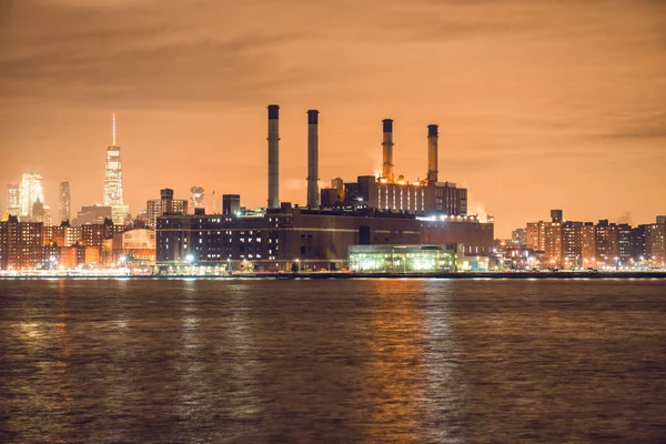 Usina de geração de energia em Nova York à noite na margem do rio . — Fotografia de Stock