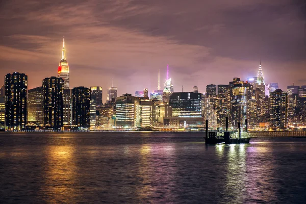 Manhattan midtown Panorama s mrakodrapy budov v noci, New York City. Pohled z Brooklynu — Stock fotografie