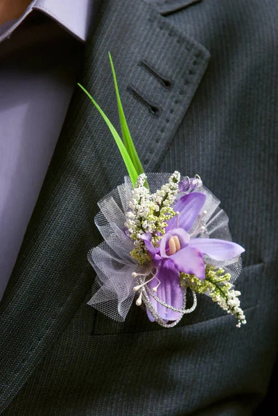 Flor boutonniere no bolso do noivo na cerimônia de casamento — Fotografia de Stock
