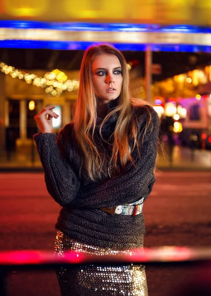Όμορφο κορίτσι με Βραδινό μακιγιάζ θέτοντας σε εξωτερικούς χώρους, στο δρόμο με πόλη φως στο παρασκήνιο της πόλης νύχτα καπνιστή μάτια. — Φωτογραφία Αρχείου