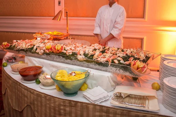 Mesa de buffet com frutos do mar com camarão e caranguejos no banquete de eventos de luxo. Conceito de serviço de restauração . — Fotografia de Stock