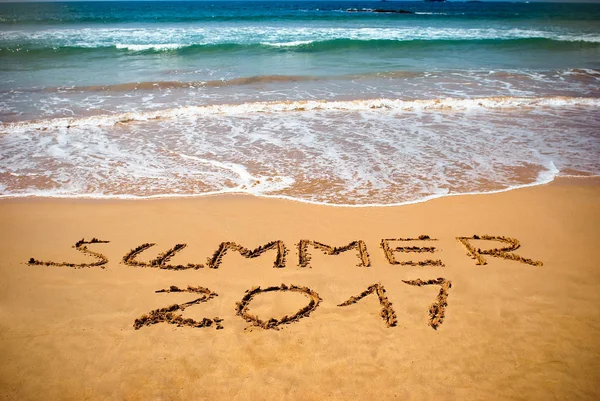 Inschrift auf nassem Sand Sommer 2017. Konzeptfoto vom Sommerurlaub auf der tropischen Insel Ocean Beach. — Stockfoto