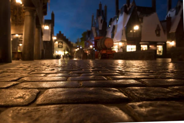 Callejón del pavimento por la noche en la calle de la ciudad vieja — Foto de Stock
