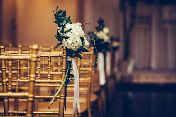 Diseño florístico el día de la ceremonia de boda. Buch de flores en la sala de bodas . —  Fotos de Stock