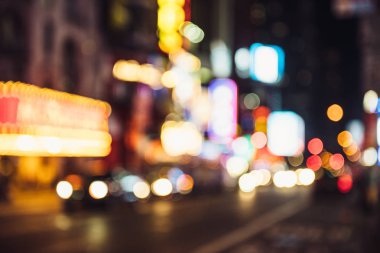 New York'ta araba trafik ile bulanık sokak şehir ışıkları