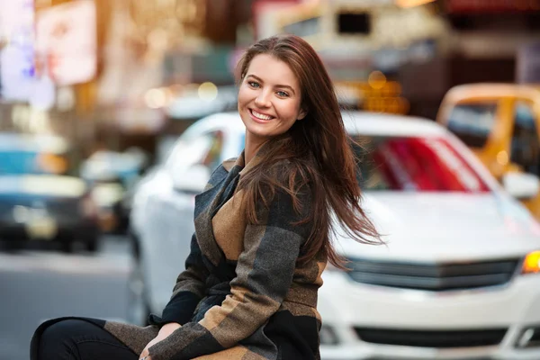 Vacker ung vuxen kvinna med naturliga söta tänder leende tittar kameran och njut av friska livet i staden. — Stockfoto