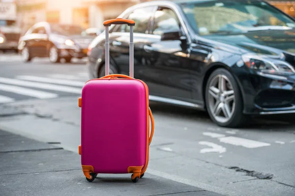 Bolso de equipaje en la calle de la ciudad listo para recoger por taxi de traslado al aeropuerto . — Foto de Stock