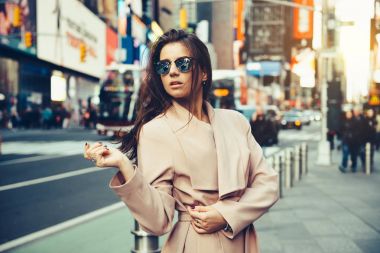Moda kız güneş gözlüğü ve ping ceket giyen Midtown New York'un sokakta yürüme.