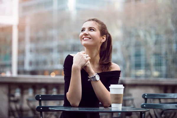 Όμορφη ευτυχής επιχειρηματίας συνεδρίαση στο πάρκο της πόλης κατά τη διάρκεια ώρα του μεσημεριανού ή διάλειμμα με κύπελλο καφέ χαρτί. Γυναίκα με καφέ χαμογελώντας σε εξωτερικούς χώρους. — Φωτογραφία Αρχείου