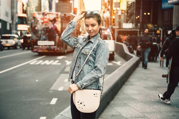 幸せな若い観光客通り日当たりの良い都会のバッグ財布とサングラスを持ってカメラを見て大人の女性のライフ スタイル写真. — ストック写真