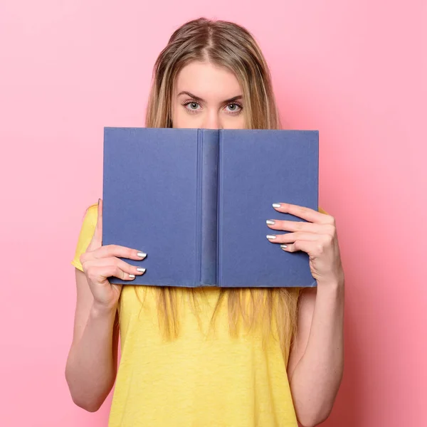 Mujer divirtiéndose en el proceso de estudio y leyendo un libro . — Foto de Stock