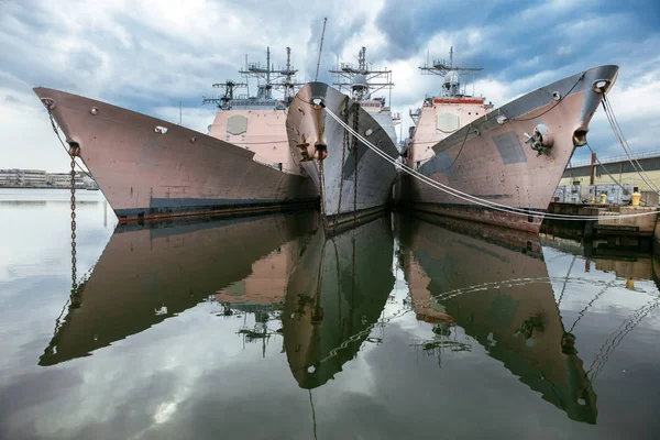 Oss Navi krigsfartyg i dock. Ticonderoga klass Aegis målsökande missil kryssare — Stockfoto