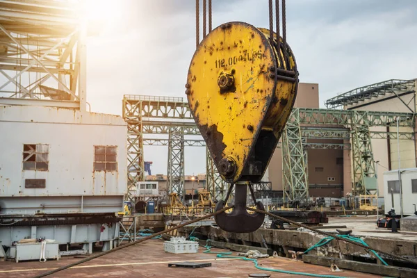 Riesiger Industriekranhaken im Hafen für Containerladung. — Stockfoto