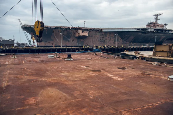 Fundo industrial de plataforma de metal enferrujado no porto de doca com navio de guerra — Fotografia de Stock
