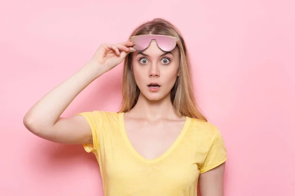 Mulher rosto chocado com a boca aberta e olhos grandes . — Fotografia de Stock