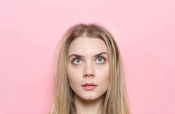 Närbild porträtt av kvinna med vackra ögon och ögonfransar som tittar upp. Kosmetika och ansikte hudvård koncept. — Stockfoto