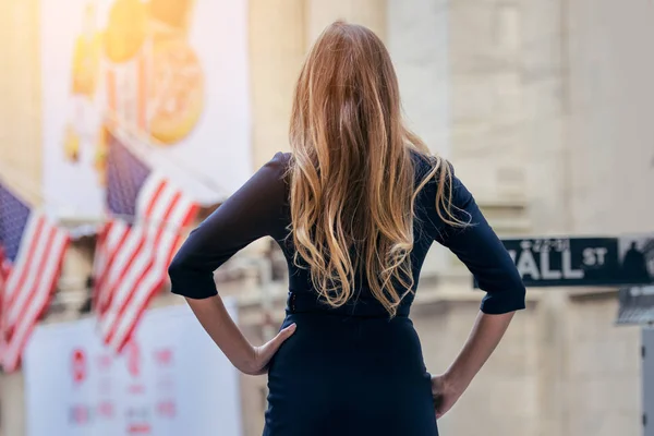 Empresária bem sucedida e poderosa que está perto da bolsa de valores na rua de Nova York . — Fotografia de Stock