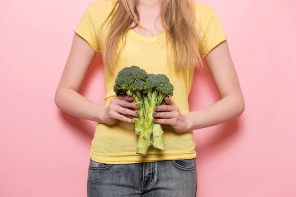 Gewicht verlies vegetarisch dieet voor vrouwen-concept. Vrouw bedrijf broccoli. — Stockfoto