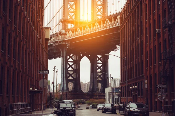 Západ slunce v New York City. Dumbo oblast s malebným výhledem na Manhattan Bridge. — Stock fotografie