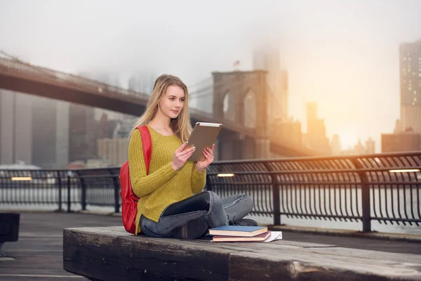 Hermosa joven estudiante utilizando tableta PC al aire libre en la ciudad y el estudio . — Foto de Stock