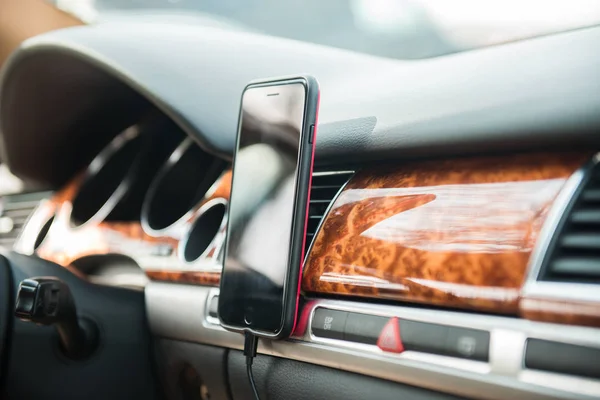 Mıknatıs araba üstünde hareket eden telefon bağlamak için Gps telefon tutucu. — Stok fotoğraf