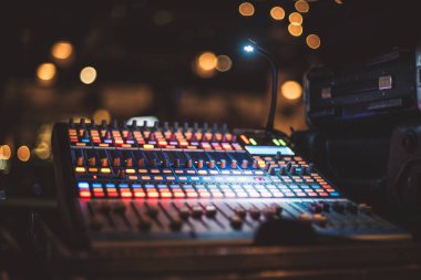 Ses karıştırıcı kontrol parti sahnede müzik cihazı