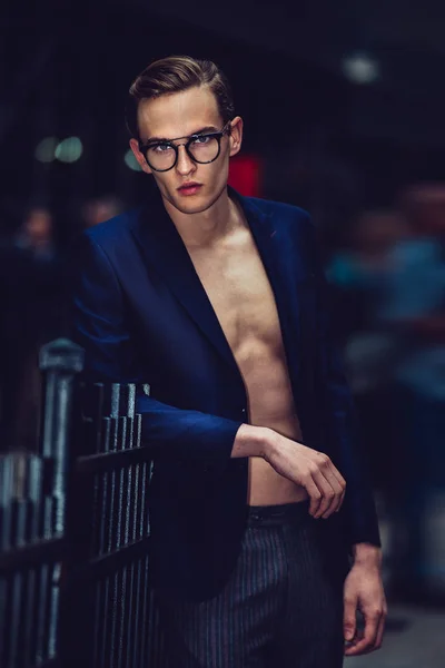 Knappe zakenmannen dragen pak en brillen poseren op stad straat — Stockfoto