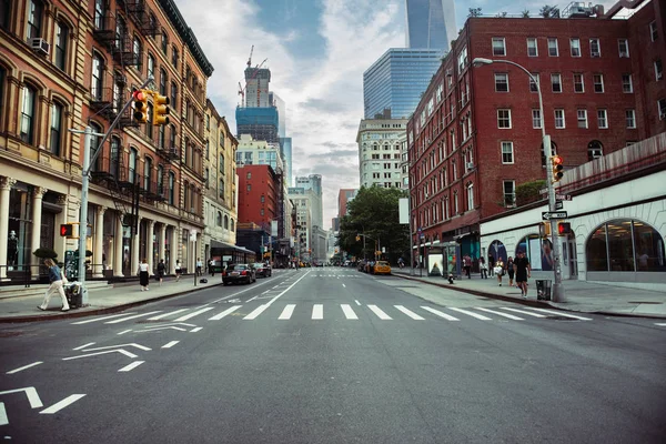 Die Straße von New York City in Manhattan im Sommer. Hintergrund des urbanen Großstadtlebens. — Stockfoto
