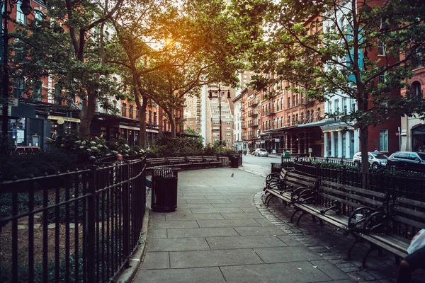 Parque de rua da cidade calma sob a luz do sol em Manhattan, Nova York — Fotografia de Stock