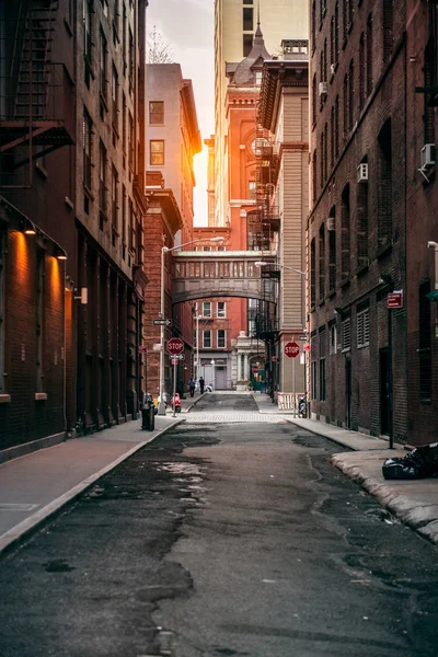 Edifício de tijolos vermelhos na rua de Nova Iorque ao pôr-do-sol . Fotos De Bancos De Imagens