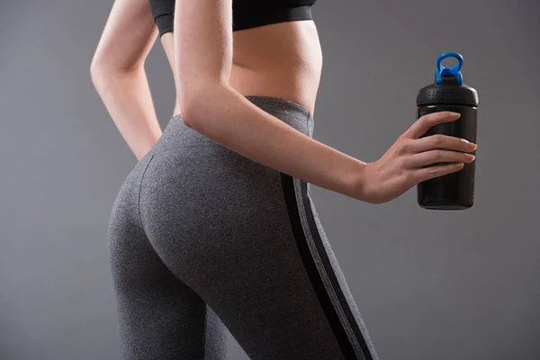 Forme parfaite du corps féminin après les boissons alimentaires de fitness et de protéines de sport . — Photo