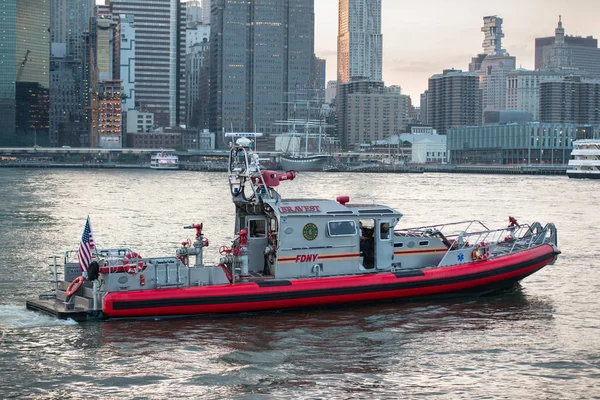 NUEVA YORK CITY - 19 DE MAYO DE 2017: Departamento de bomberos de Nueva York FDNY barco de rescate en East River — Foto de Stock