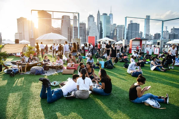 NEW YORK - MAY 19, 2017: People relaxing and having fun on the outdoors event in New York City at summer — Stock Photo, Image