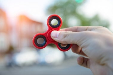 Topluca spinner ile oynayan adam stres giderici oyuncak şehir sokak üzerinde açık havada