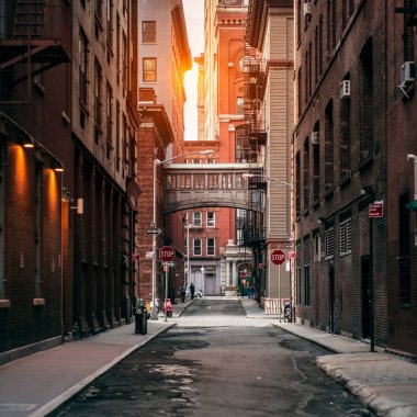 New York City Caddesi'nde günbatımı zamanı. Manhattan Tribeca İlçesi'nde eski doğal sokak.