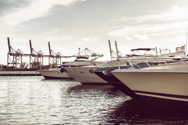 Luxury yachts in the bay near ocean port of Miami Beach — Stock Photo, Image