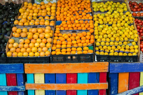 Färgglada tropiska frukter och grönsaker i korgarna i mataffären hylla — Stockfoto