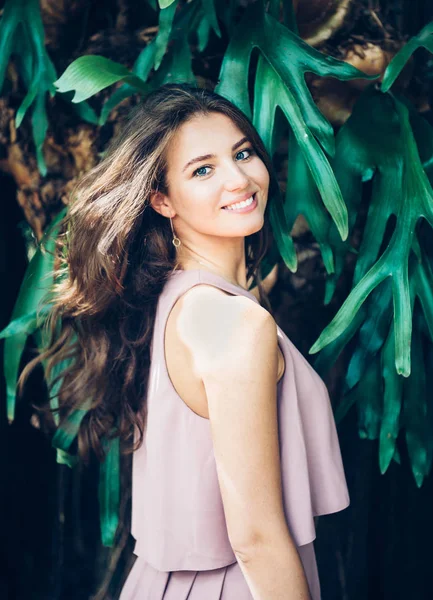 Hermosa mujer adulta joven con dientes naturales sonrisa posando al aire libre en el bosque tropical —  Fotos de Stock