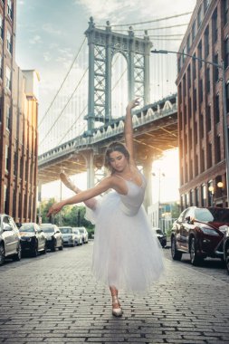 Şehirde bale zarif bale dansçısı kadın