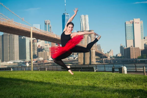 Κομψό μπαλέτου χορευτής γυναίκα που χορεύει μπαλέτο στην πόλη — Φωτογραφία Αρχείου