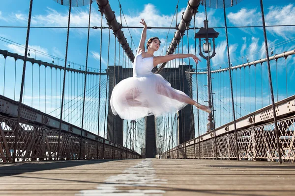 Şehirde bale zarif bale dansçısı kadın