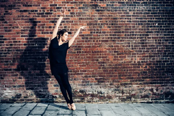 Elegante dançarina de balé mulher dançando balé na cidade — Fotografia de Stock