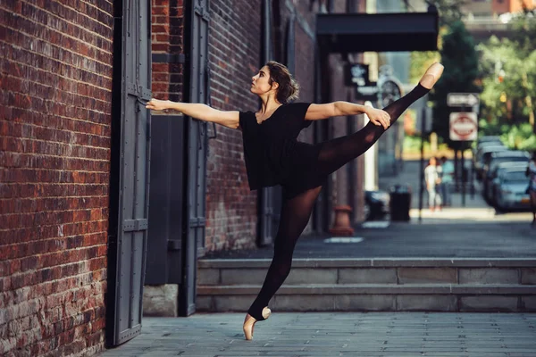 Κομψό μπαλέτου χορευτής γυναίκα που χορεύει μπαλέτο στην πόλη — Φωτογραφία Αρχείου