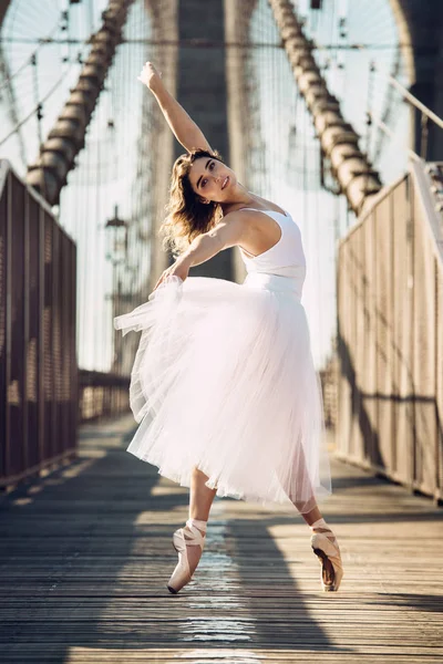 Elegant ballet dancer woman dancing ballet in the city — Stock Photo, Image